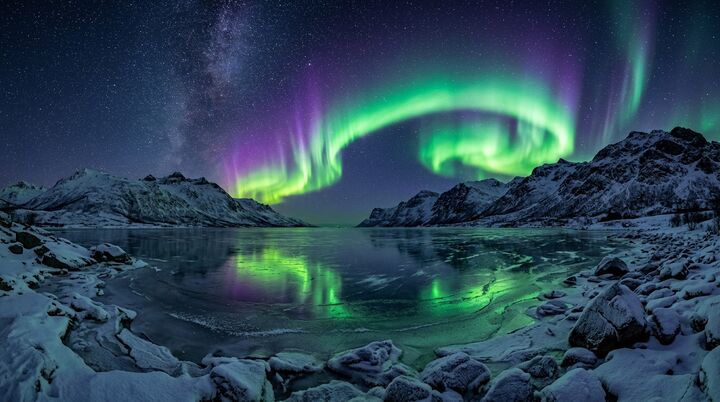 Aurora Mirror — free 4K nature desktop wallpaper for Windows